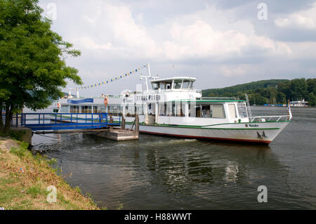 Bateau à l'embarcadère sur le lac Baldeneysee à Essen-Werden, région de la Ruhr, Rhénanie du Nord-Westphalie Banque D'Images