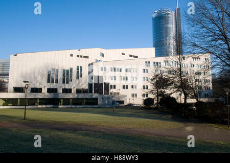 L'Aalto-Theater et la RWE-Turm tour à l'arrière, Essen, Rhénanie du Nord-Westphalie, région de la Ruhr Banque D'Images