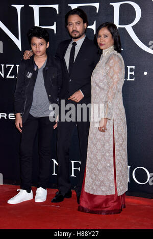 Shah rukh Khan et de la famille présents à la photocall en avant de la première mondiale de 'Inferno', tenue à l'Opera di Firenze à Florence, Italie. Avec : Shah Rukh Khan où : Florence, Toscane, Italie Quand : 08 Oct 2016 Credit : IPA/WENN.com **Uniquement disponible pour Banque D'Images