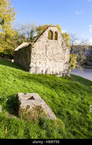 L'automne dans la vallée de la Wye - Les ruines du 12e siècle l'église St James à côté de la rivière Wye à Lancaut, Gloucestershire UK Banque D'Images