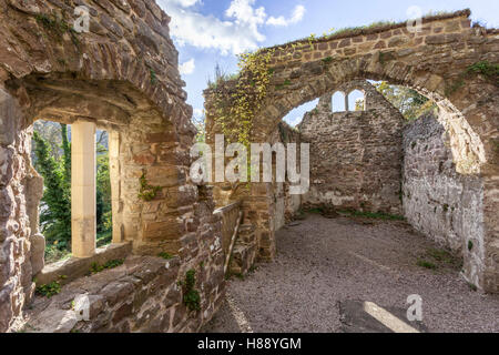 L'automne dans la vallée de la Wye - Les ruines du 12e siècle l'église St James à côté de la rivière Wye à Lancaut, Gloucestershire UK Banque D'Images