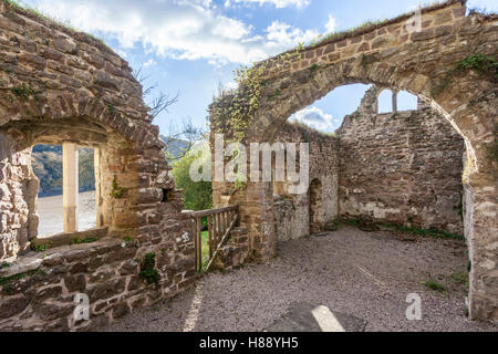 L'automne dans la vallée de la Wye - Les ruines du 12e siècle l'église St James à côté de la rivière Wye à Lancaut, Gloucestershire UK Banque D'Images