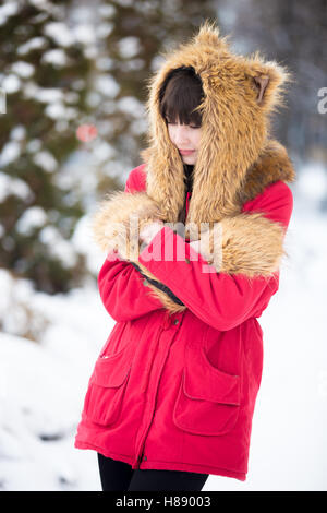 Frissons de femme à l'extérieur, dans l'hiver froid Banque D'Images