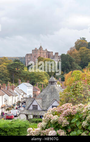 La rue principale du village de Dunster et Highcliffe négligé par château de Dunster près de Minehead, Somerset, England, UK Banque D'Images