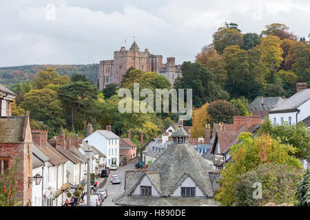 La rue principale du village de Dunster et Highcliffe négligé par château de Dunster près de Minehead, Somerset, England, UK Banque D'Images