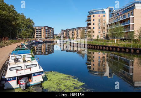 Des logements modernes le long de la rivière Lea à Londres, Angleterre Royaume-Uni UK Banque D'Images