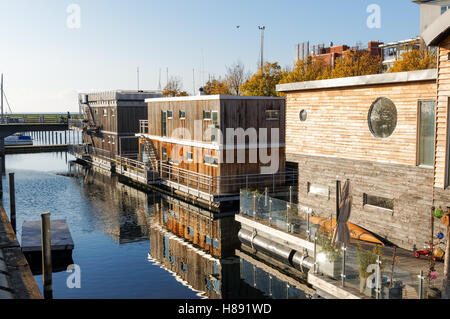Houseboats dans le quartier portuaire de l'Ouest à Malmo, Suède Banque D'Images
