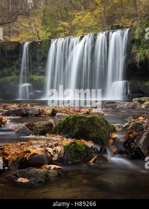 Sgwd Ddwli Uchaf (Upper falls jaillissante) à l'automne le long de l'Afon Nedd Fechan dans le parc national de Brecon Beacons, Pays de Galles, Royaume-Uni. Banque D'Images