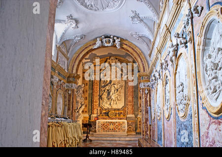 La chapelle en pierre dans la cathédrale de Monreale avec de superbes sculptures, relief, mosaïque de pierre sur l'autel, Sicile, Italie Banque D'Images