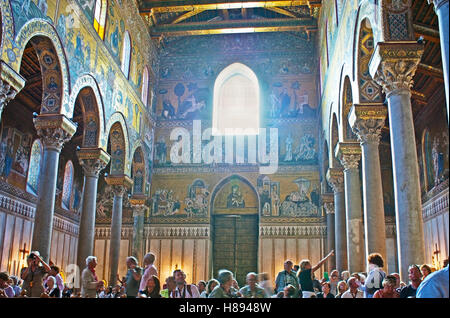 L'intérieur de la cathédrale de Monreale décoré de la célèbre mosaïques sur le fond doré, Sicile, Italie Banque D'Images