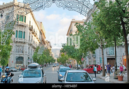 Le trafic dans la rue de Rome (Via Roma), l'une des principales zones commerciales de la ville, Palerme, Sicile Banque D'Images