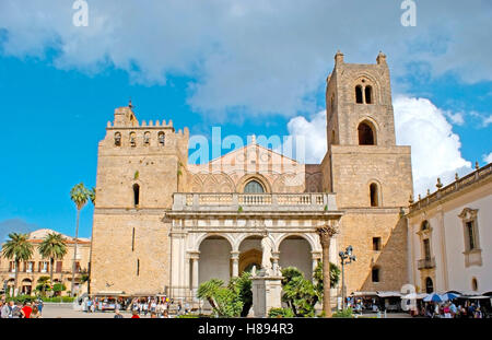 La Cathédrale de l'Assomption de la Vierge Marie, située dans le carré de Guglielmo II et entouré de boutiques, Monreale, Sicile, Italie Banque D'Images