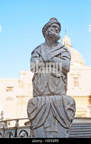 La statue de Fontaine de la honte ou fontaine prétorienne, situé à Pretoria Square, avec dôme de l'église St Caterine, Palerme Banque D'Images