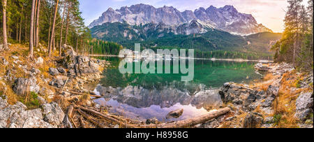 Montagnes reflété dans le lac Eibsee au coucher du soleil Banque D'Images