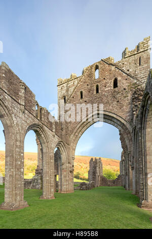 La fin de l'après-midi la lumière sur Llanthony Priory tower et la nef, dans la vallée de Ewyas, parc national de Brecon Beacons, dans le sud du Pays de Galles, Royaume-Uni Banque D'Images