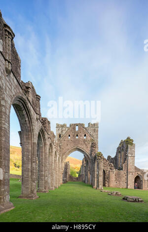 La fin de l'après-midi la lumière sur Llanthony Priory tower et la nef, dans la vallée de Ewyas, parc national de Brecon Beacons, dans le sud du Pays de Galles, Royaume-Uni Banque D'Images