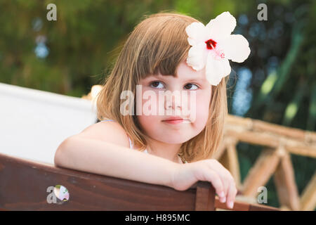 Cute little girl caucasienne grave, close-up portrait en extérieur