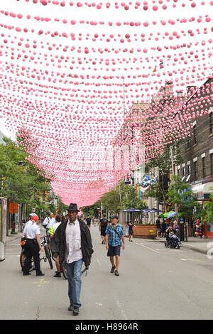 Village gai de Montréal - Rue Sainte-Catherine 'pink balls' (Le Projet de boules roses), Montréal, Canada Banque D'Images