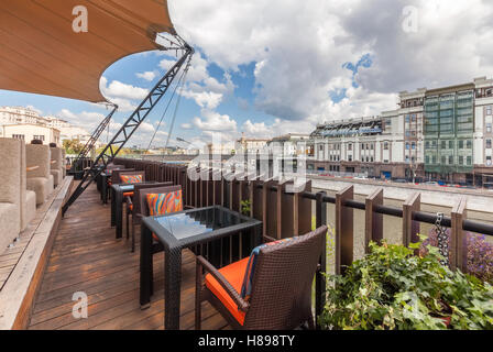 Moscou - Juillet 2013 : Intérieur d'une terrasse d'un restaurant moderne de la SHAKTI terrasse donnant sur le centre de Moscou. Banque D'Images