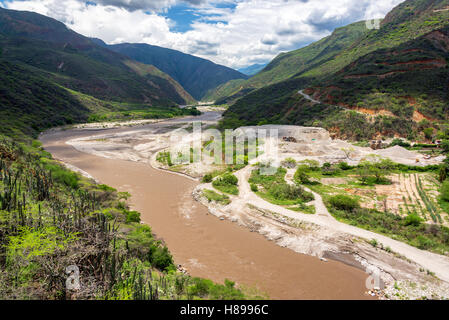 Vue de la rivière Chicamocha fonctionnant à travers le plancher du canyon Chicamocha dans Santander, Colombie Banque D'Images