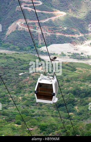 Téléphérique vide passant de près de Canyon Chicamocha Bucaramanga, Colombie Banque D'Images