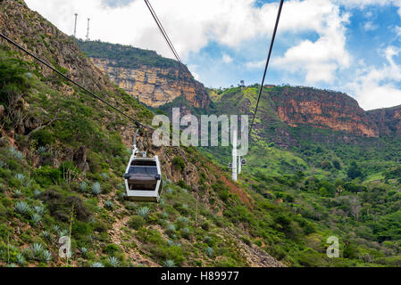 Vue d'un paysage sauvage aerial tram passant de falaise par Canyon Chicamocha dans Santander, Colombie Banque D'Images