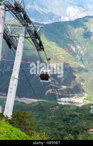 Vue verticale d'un téléphérique sortant de Canyon Chicamocha près de Bucaramanga, Colombie Banque D'Images