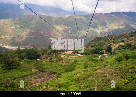 Vue sur le Canyon Chicamocha, vu de l'aerial tram qui s'étend sur la largeur du canyon de Santander, en Colombie Banque D'Images