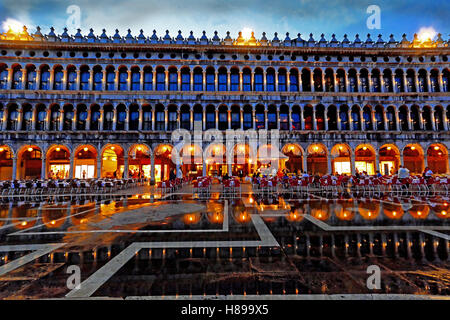 La Place Saint Marc Venise restaurants sur une nuit humide Banque D'Images