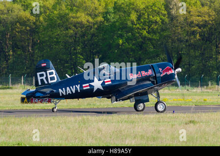 Maribor, Slovénie - 16 Avril 2016 : Red Bull's F4U Corsair prêt au décollage à l'aéroport Maribor pour démonstration de vol Banque D'Images