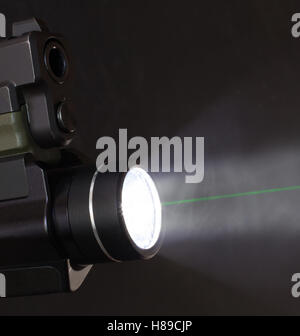 Laser vert et la lumière qui sont montés sur une arme de poing Banque D'Images