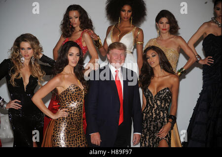 Donald Trump, avec Miss USA 2004 Shandi Finnessey, (L) Miss Univers 2003 Amelia Vega et (R) Miss Univers 2008 Dayanna Mendoza assister à une Miss Univers photocall à Chelsea Piers, Studio 59 le 27 juillet 2011 à New York. Crédit : Dennis Van Tine/MediaP Banque D'Images