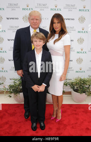 PALM BEACH, Floride - Le 05 janvier : L'atout de Donald Trump, Barron, et Melania Trump assister à la Trump 2014 Grand Prix sur invitation au Club Mar-a-Lago le 5 janvier 2014 à Palm Beach, en Floride. Credit : mpi04/MediaPunch Banque D'Images