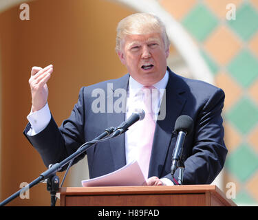 BOCA Raton, FL - 16 avril : Donald Trump parle à South Florida Tax Day Tea Party rassemblement à Sanborn Square n Lever de la Floride. Le 16 avril 2011. © MPI04 / Media Punch Inc. Banque D'Images