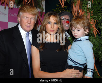 Donald Trump, Melania Trump & Barron Trump assister à la 17e à la FAO Schwartz Bunny Hop à New York City le 11 mars 2008. © RD /MediaPunch Banque D'Images