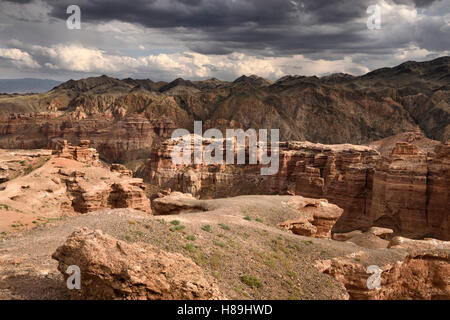 Sombres nuages sur Canyon Auezov au coucher du soleil avec les montagnes Tien Shen Kazakhstan Banque D'Images