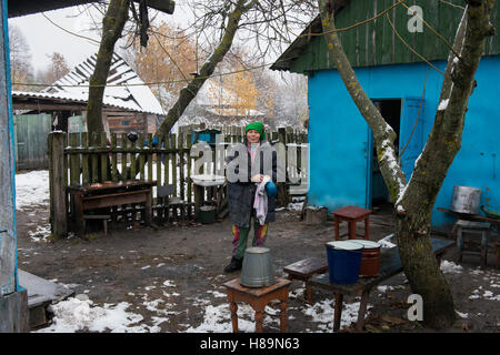 Un colon qui est revenu après la catastrophe de Tchernobyl à sa ferme dans le village. Opachici Zone d'exclusion de Tchernobyl, en Ukraine. Banque D'Images