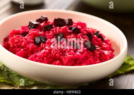 Risotto de betterave préparée avec de la purée de betterave betteraves rôties, morceaux sur le dessus, photographié avec une lumière naturelle (Selective Focus) Banque D'Images