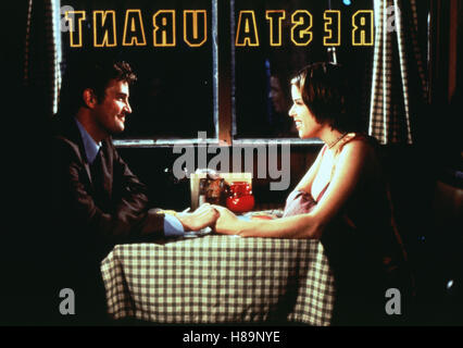 Date d'Ein zu dritt, (TROIS À TANGO) USA 1999, Regie : Damon Santostefano, Matthew Perry, Neve Campbell, Ausdruck : Restaurant, Tisch, Paar Banque D'Images