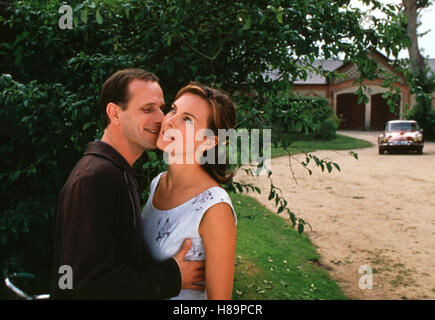 Die Brücke von Ambreville, (UN PONT ENTRE DEUX RIVES) F 1999, Regie : Frédéric Auburtin, Gérard Depardieu, Carole Bouquet, Charles Berling, Ausdruck : Paar, Umarmung Banque D'Images