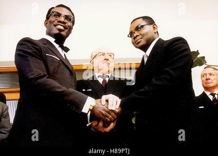 Lumumba (LUMUMBA) F-BEL-D-HAI 2000, Regie : Raoul Peck, ERIQ EBOUANEY, ANREE DEBAAR und Maka Kotto, clé : brille, Hände schütteln Banque D'Images