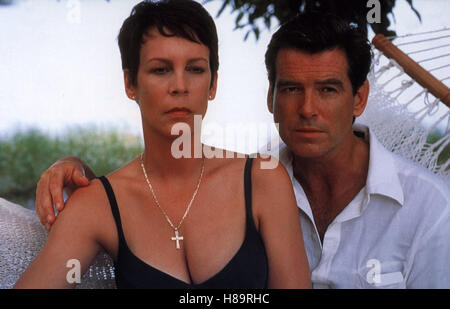 Von der Schneider, Panama (LE TAILLEUR DE PANAMA) USA-IRL 2001, Regie : John Boorman, Jamie Lee Curtis, Pierce Brosnan, Ausdruck : Halskette, Hängematte, Kreuz, Paar, Umarmung Banque D'Images