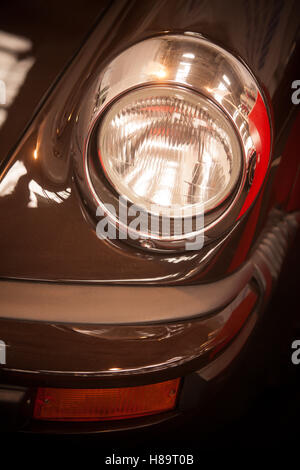 Gros plan d'un vieux phare de voiture. Banque D'Images