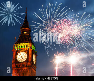 D'artifice explosif autour de Big Ben. Le réveillon du Nouvel An dans la ville - célébration Contexte Banque D'Images