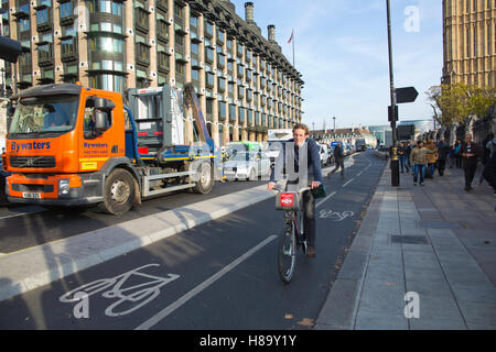 Voie cyclable séparée, sur la randonnée à vélo à travers le pont de Westminster, partie de l'importante amélioration de la sécurité pour les cyclistes de Londres Banque D'Images