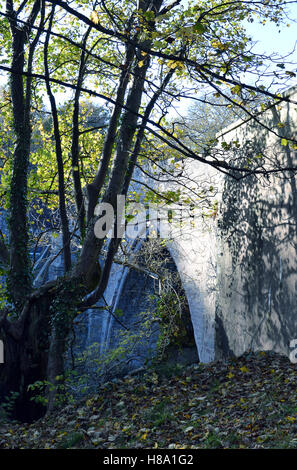 De l'arc gothique 14e siècle pont sur la rivière Don, Brig o' Balgownie, Aberdeen, Écosse Banque D'Images