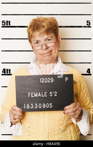 Senior woman in police lineup Banque D'Images