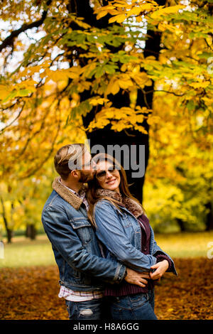 Young couple having fun in the autumn park Banque D'Images