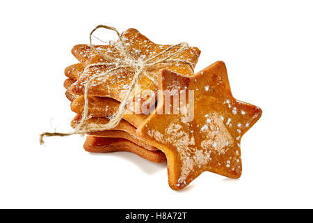 Cookies au gingembre en forme d'étoile avec une corde liée pile on white Banque D'Images