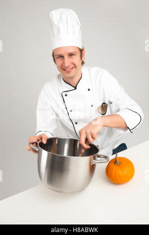 Dans une casserole en remuant Chef Banque D'Images